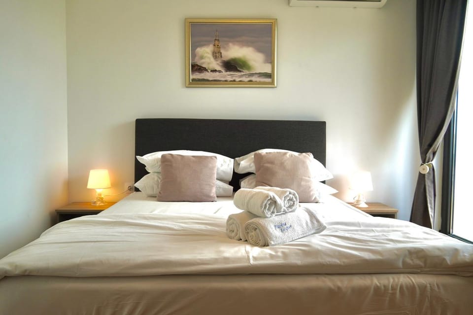 Bed, Photo of the whole room, Bedroom, towels
