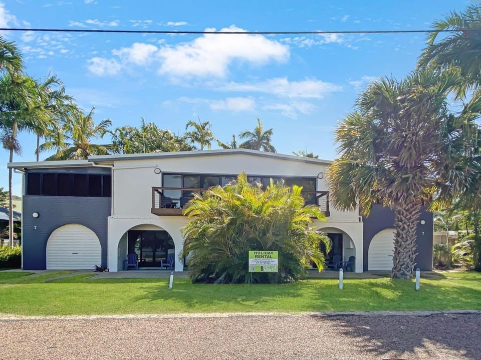 Beachside Palms Unit 4 Apartment in Queensland