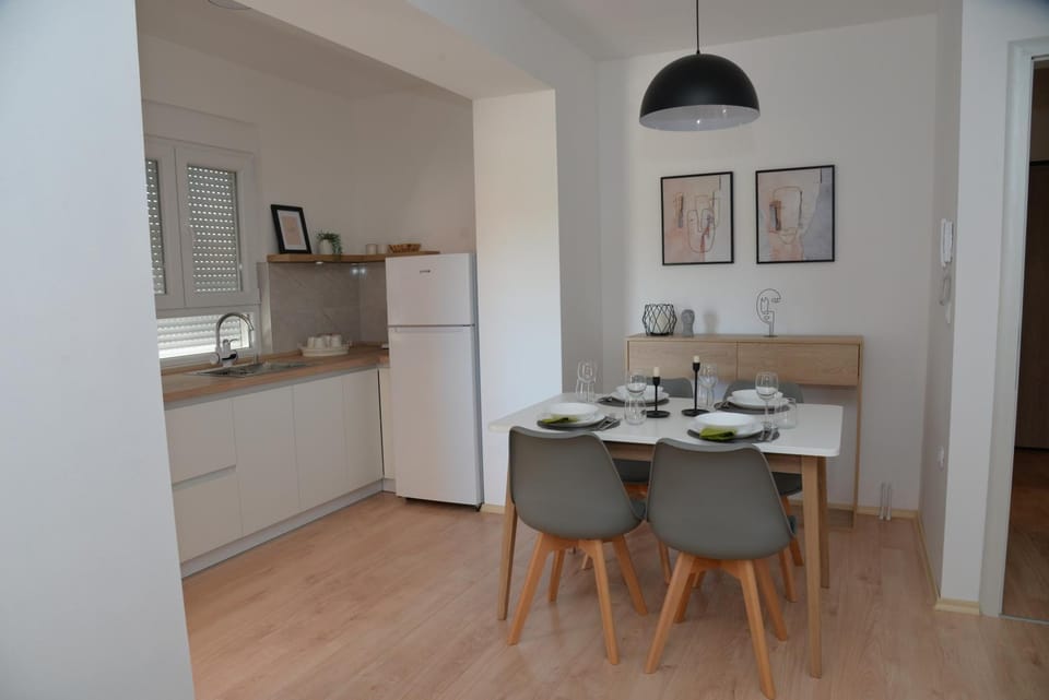 Kitchen or kitchenette, Dining area