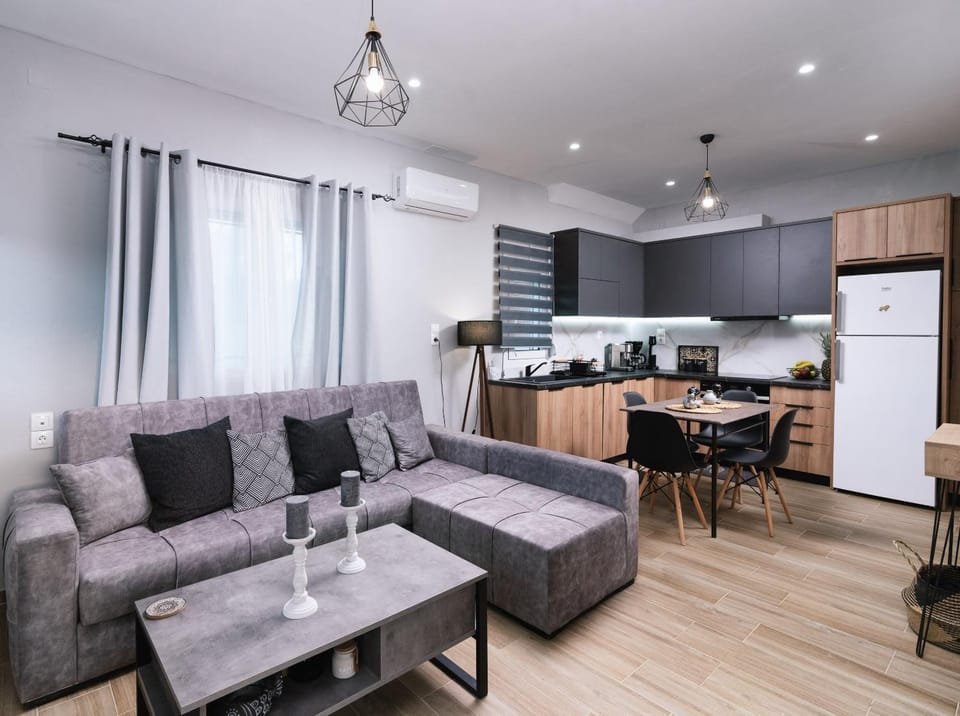 Kitchen or kitchenette, Living room, Seating area, Dining area, oven