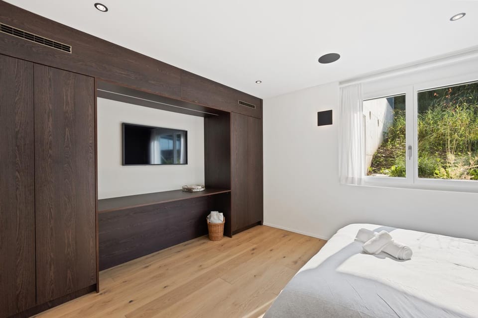 Bed, TV and multimedia, Bedroom, Family, towels, wardrobe