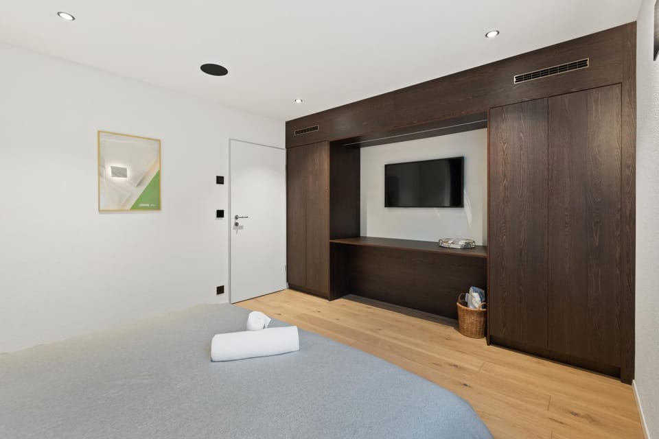 Bed, TV and multimedia, Bedroom, Family, towels, wardrobe