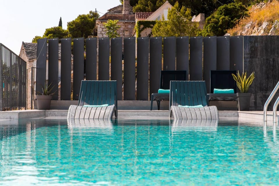 Day, Pool view