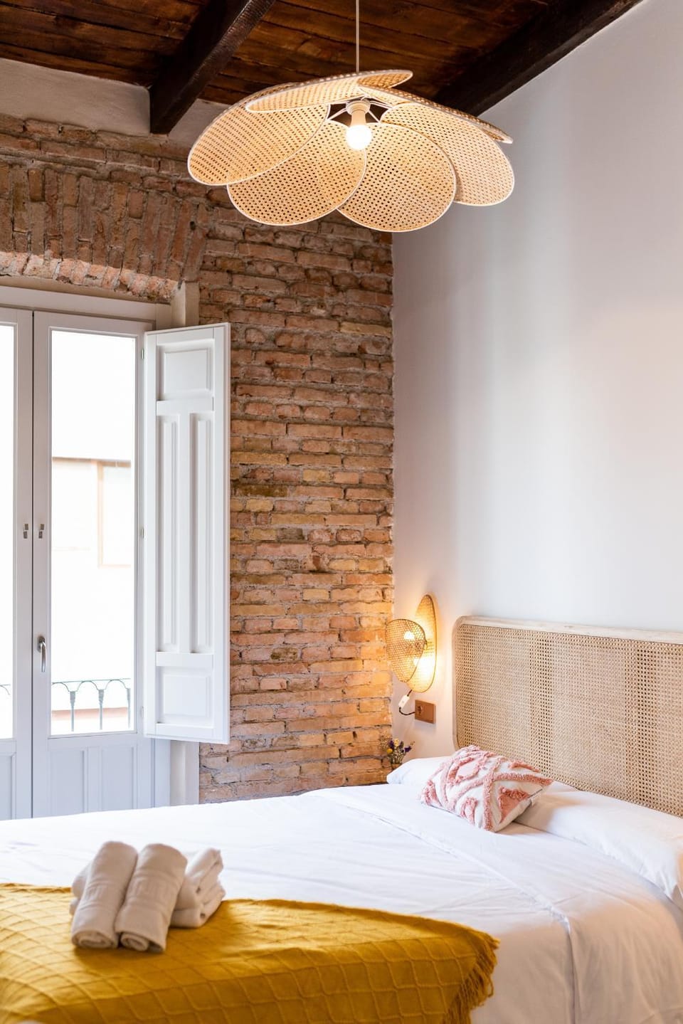Bed, Bedroom, towels