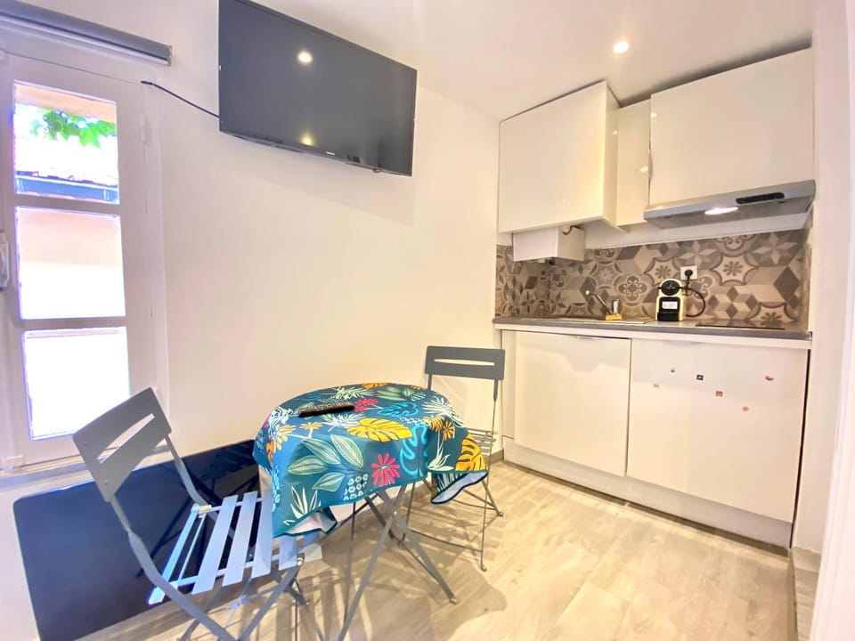 Kitchen or kitchenette, Living room