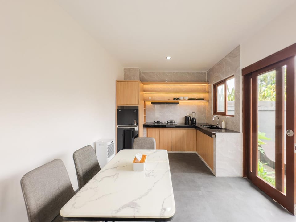 Kitchen or kitchenette, Dining area