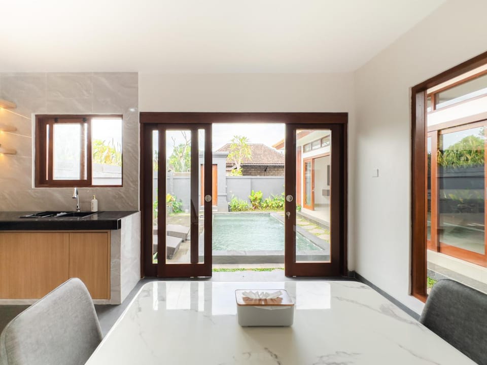 Kitchen or kitchenette, Dining area