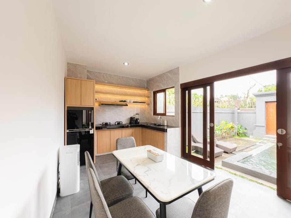Kitchen or kitchenette, Dining area