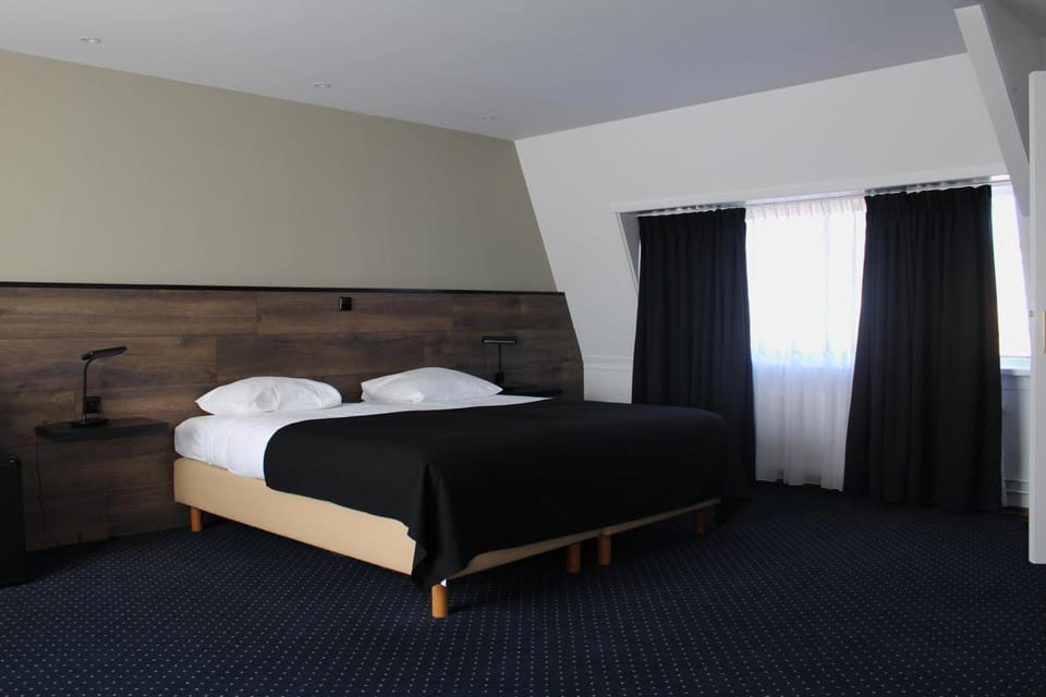 Bed, Photo of the whole room, Bedroom, air conditioner