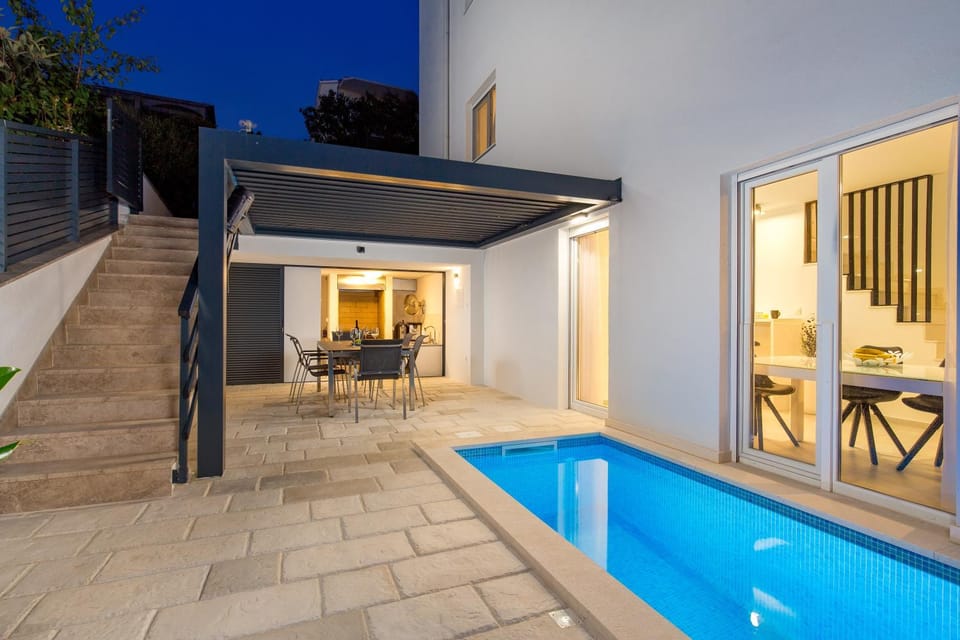 Night, Dining area, Swimming pool, sunbed