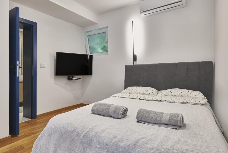 Bed, TV and multimedia, towels, air conditioner