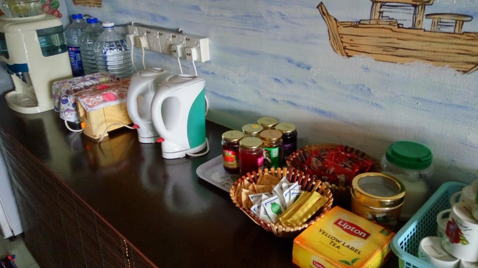 Coffee/tea facilities, Breakfast