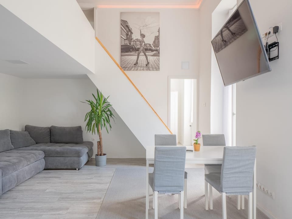 TV and multimedia, Living room, Dining area