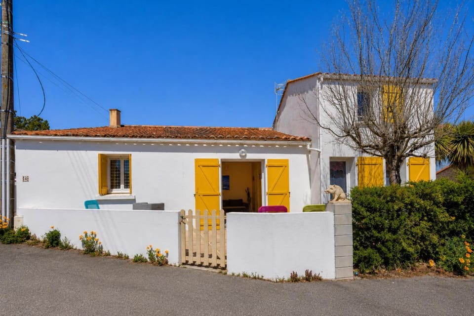 Property building, Facade/entrance, Off site