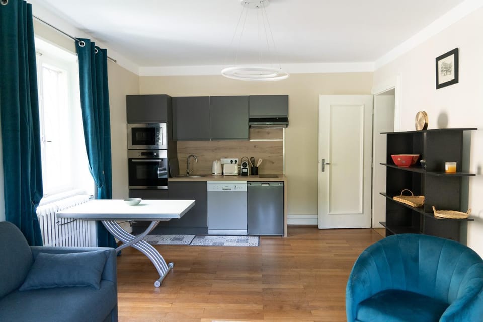 Coffee/tea facilities, Kitchen or kitchenette, Living room, Seating area, Dining area, oven, stove