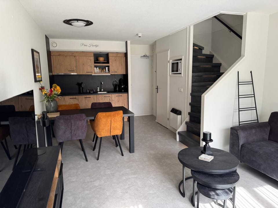 Dining area, kitchen