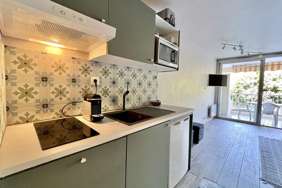 Bright studio just a stone's throw from the sea Apartment in Saint-Raphael