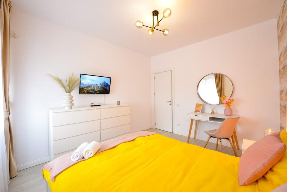 Bed, TV and multimedia, Photo of the whole room, Bedroom, hair dresser