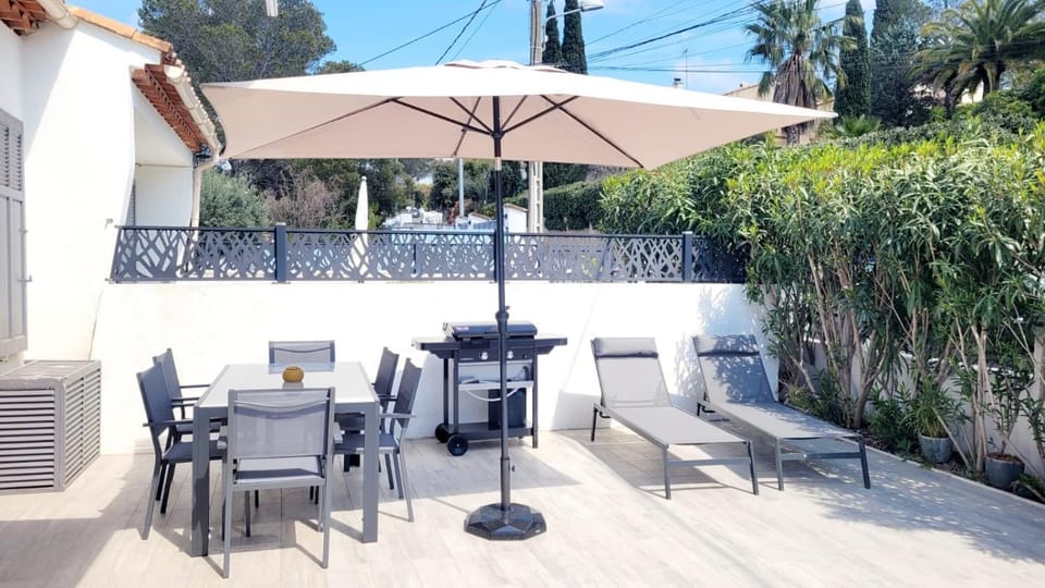 Villa Les Mimosas Spa-Jacuzzi Villa in Saint-Raphael