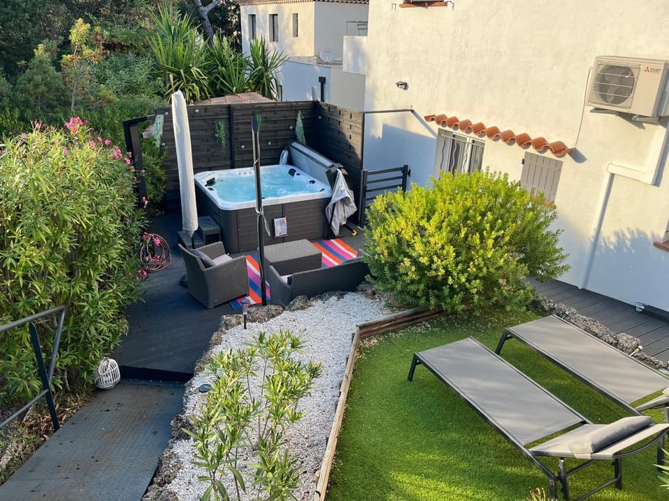 Villa Les Mimosas Spa-Jacuzzi Villa in Saint-Raphael
