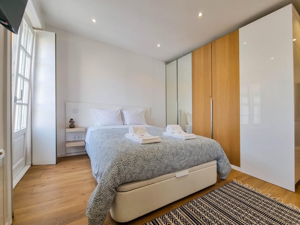 Bed, Photo of the whole room, Bedroom, towels, wardrobe