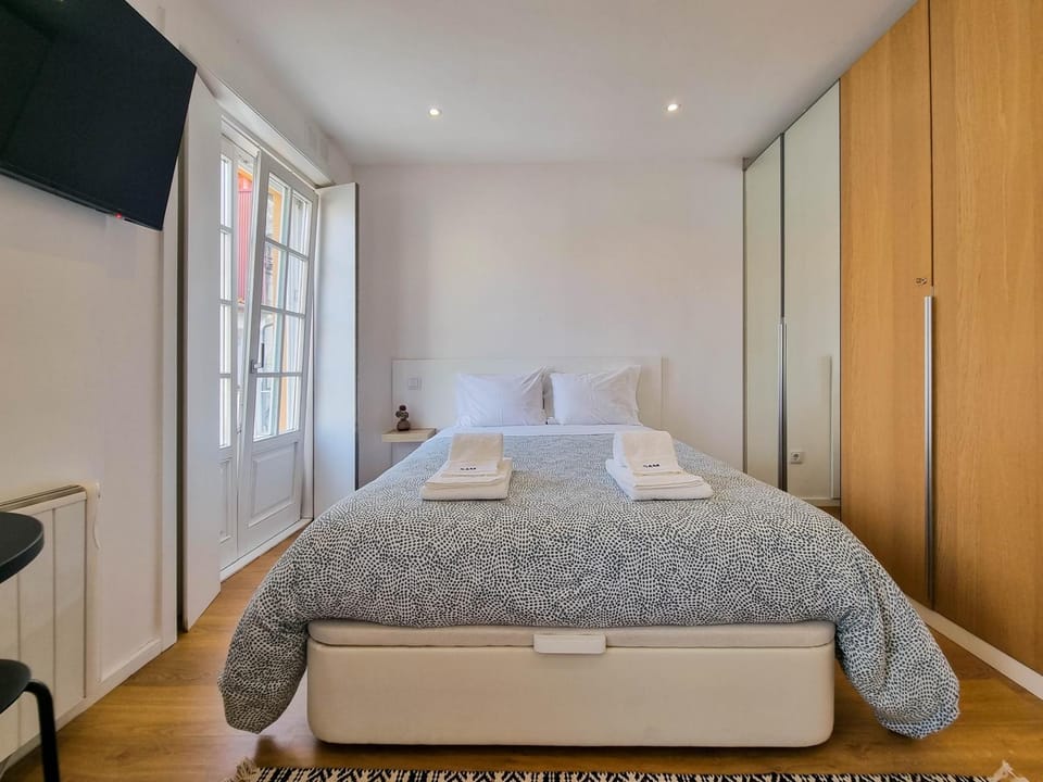 Bed, TV and multimedia, Photo of the whole room, Bedroom, towels, wardrobe