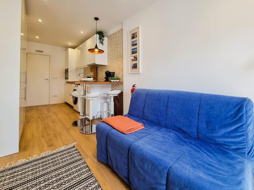 Kitchen or kitchenette, Seating area, stove