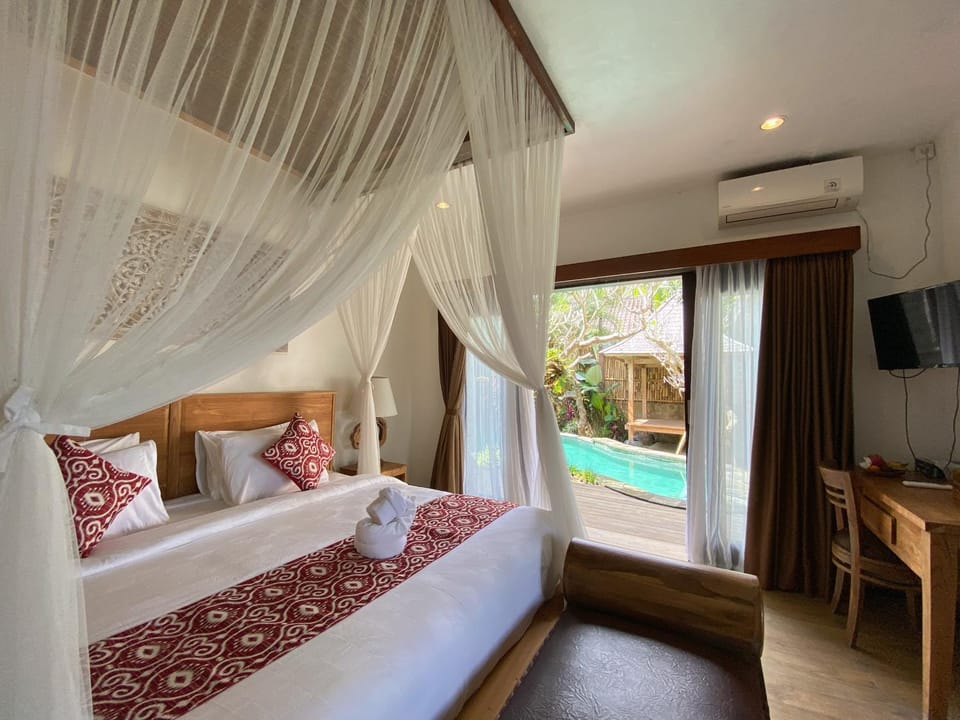 Bed, TV and multimedia, Photo of the whole room, Bedroom, Pool view, Swimming pool, sunbed, towels