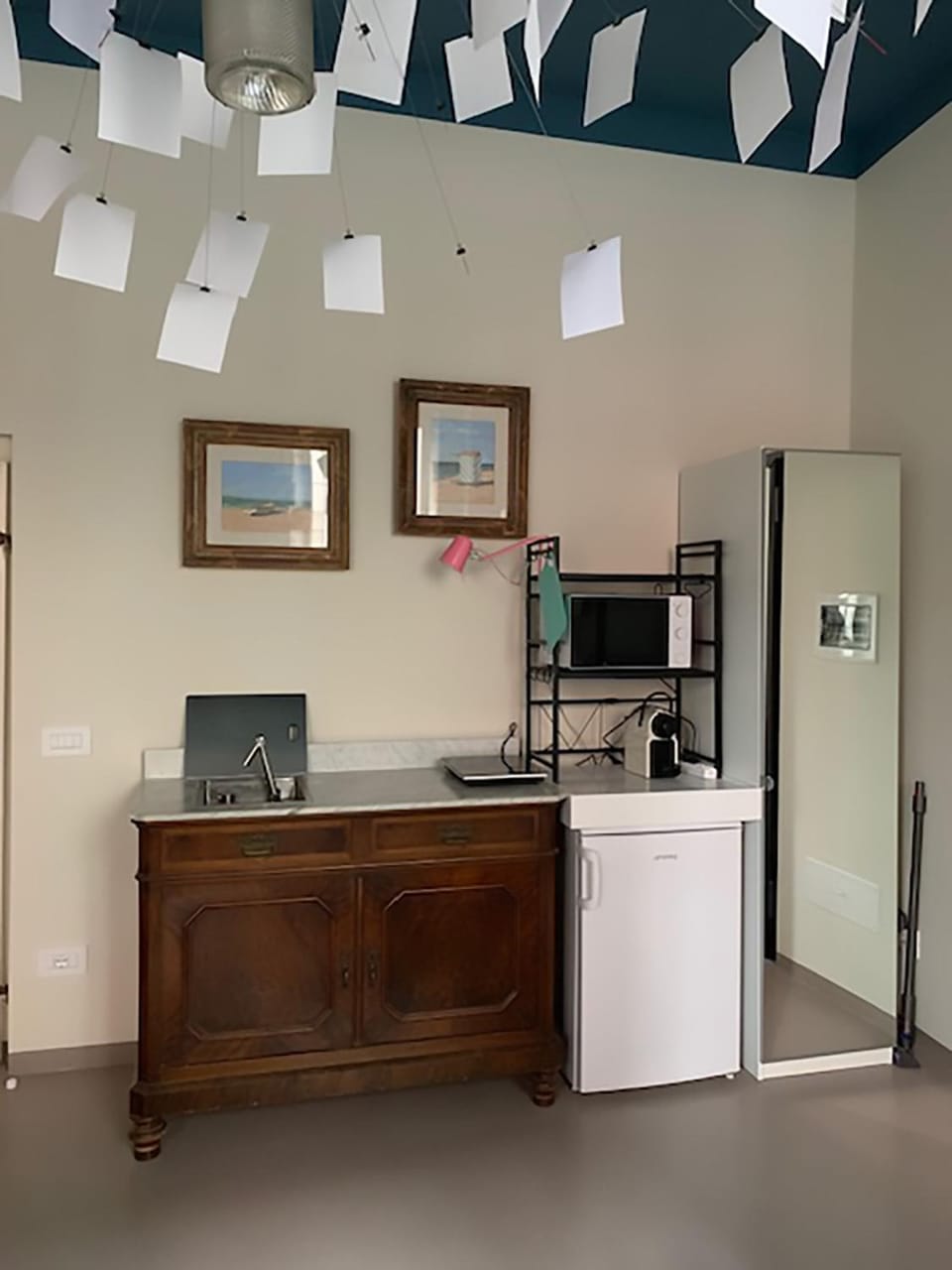 Kitchen or kitchenette, microwave, minibar, wardrobe