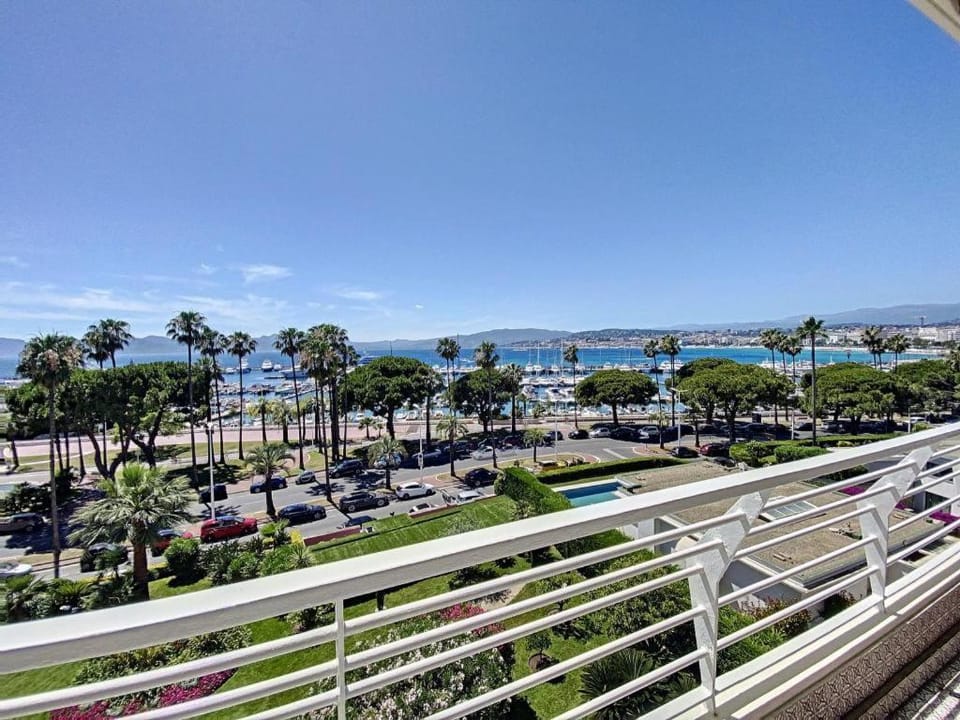 Perle Rare Été à Cannes Croisette Vue Mer Parking 4P plages 1mn Palais 5mn Apartment in Cannes
