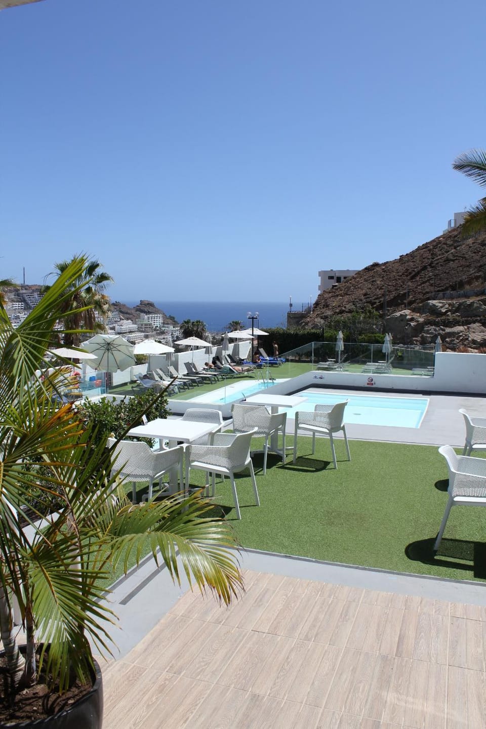 Restaurant/places to eat, Pool view