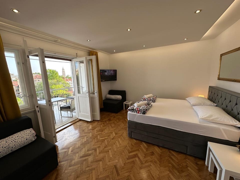 Bed, TV and multimedia, Bedroom
