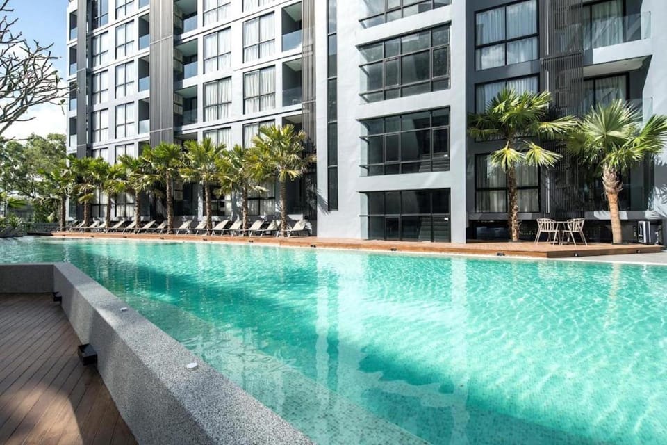 Property building, Day, Swimming pool, Swimming pool, sunbed