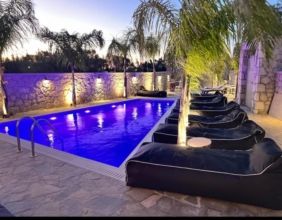 Garden view, Pool view, Swimming pool, sunbed