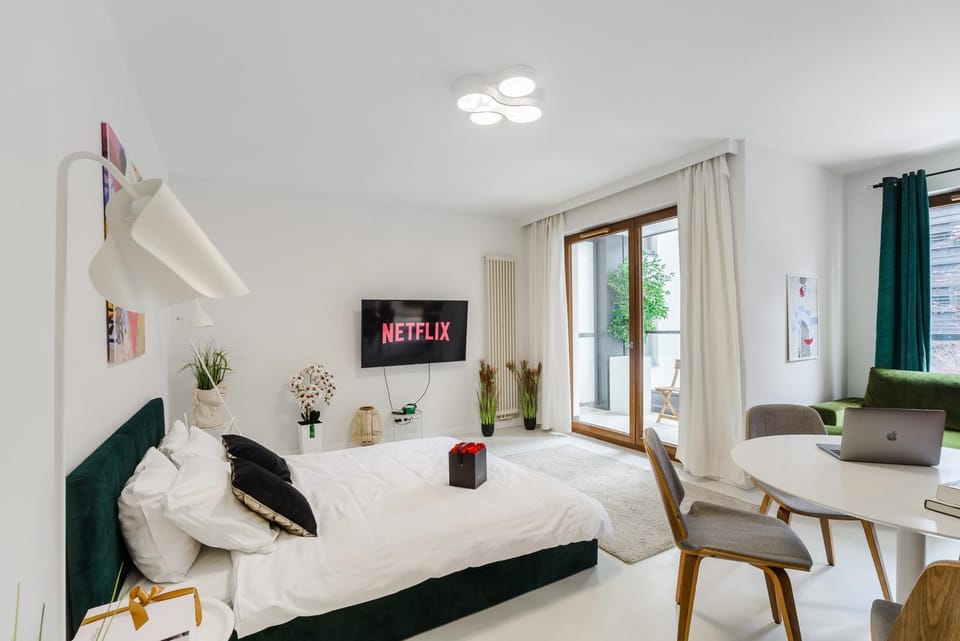 Bed, TV and multimedia, Living room, Photo of the whole room