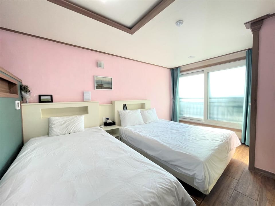 Bed, View (from property/room), Photo of the whole room, Bedroom