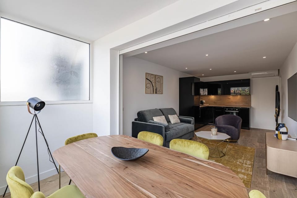 Kitchen or kitchenette, Living room, Seating area, Dining area