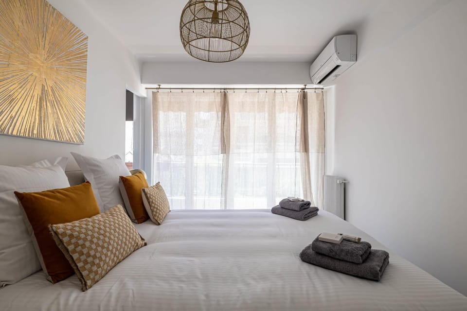 Bed, Living room, Bedroom, towels