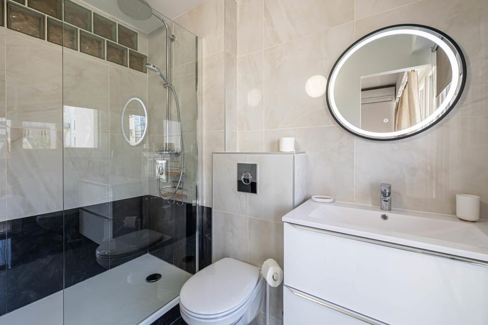 Shower, Toilet, towels