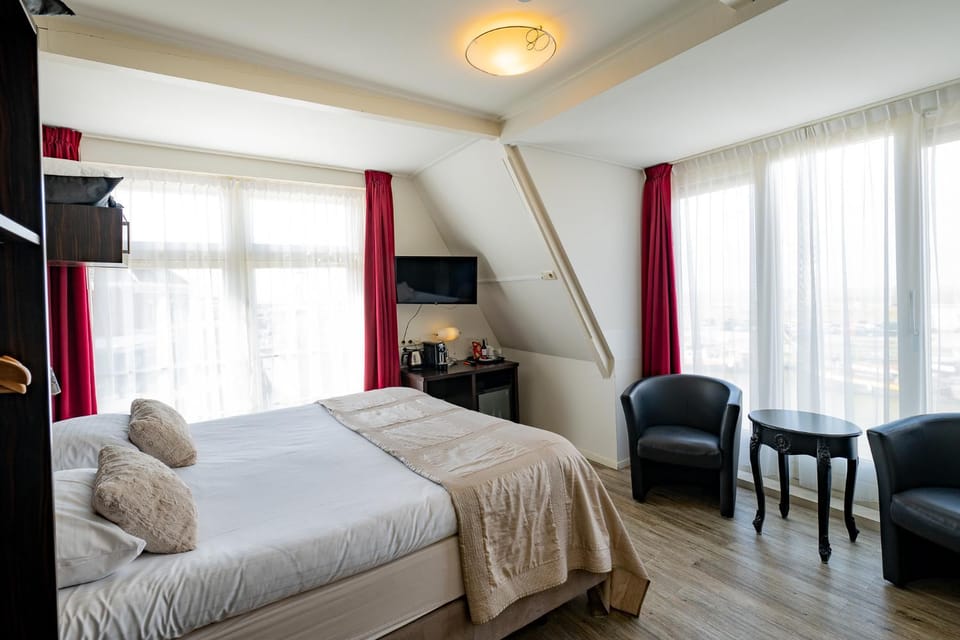 Bed, Bathroom, TV and multimedia, Seating area