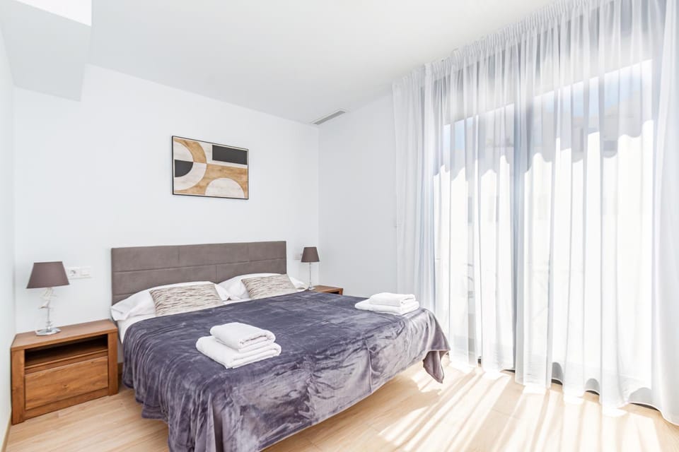 Bed, Bedroom, towels
