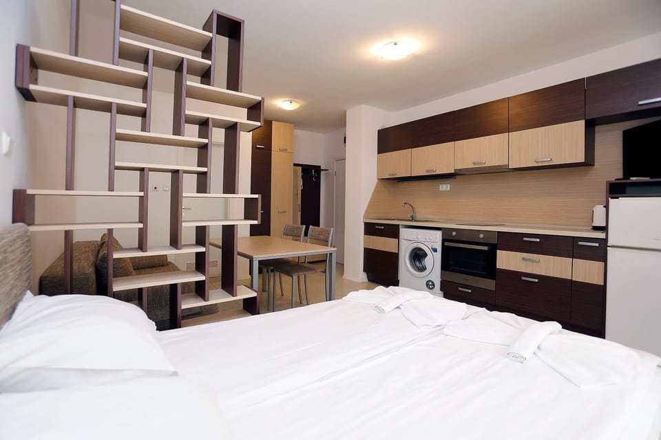Kitchen or kitchenette, Bedroom