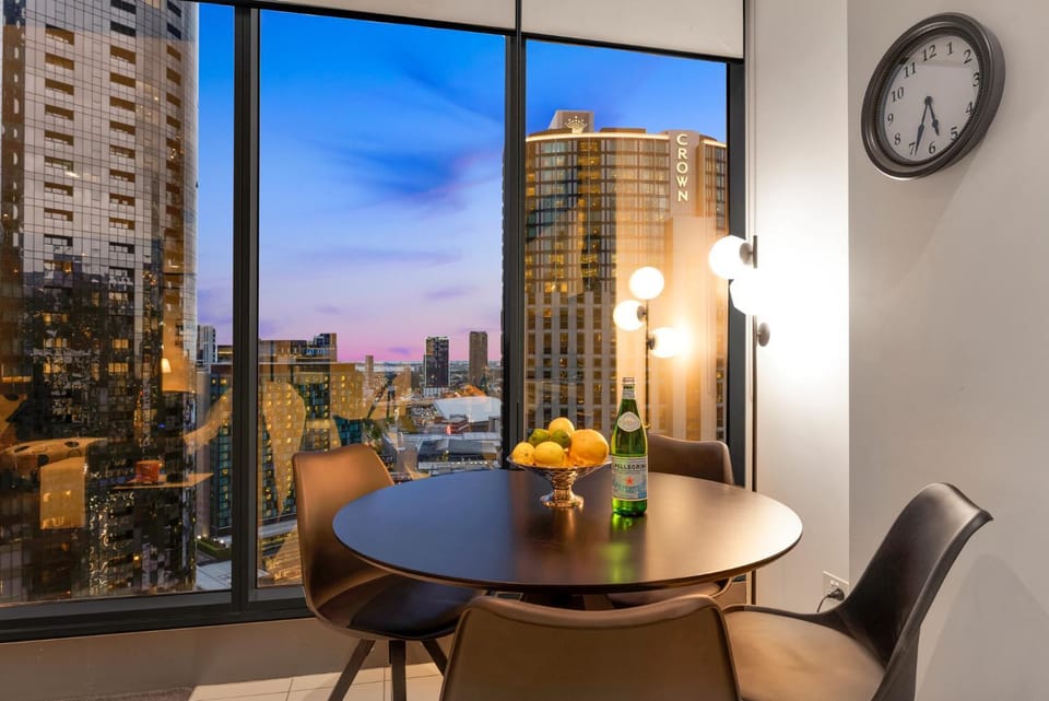 View (from property/room), Dining area, City view, Lake view