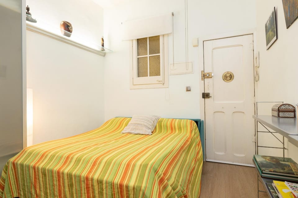 Bed, Living room