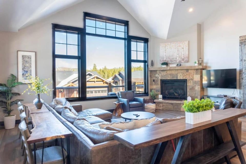 Luxurious 4BR with Hot Tub and Stunning Mountain Views House in Breckenridge