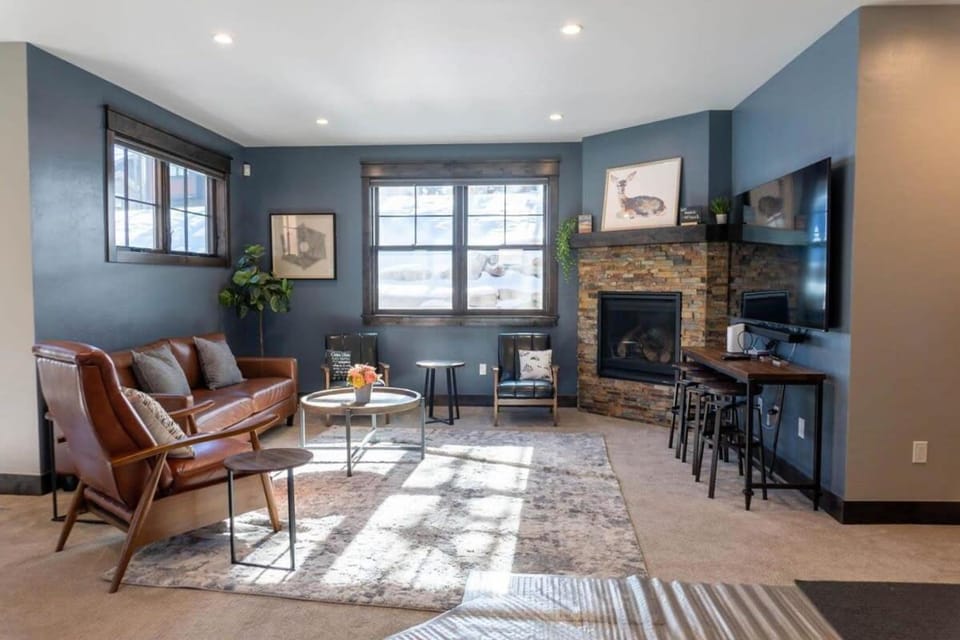Luxurious 4BR with Hot Tub and Stunning Mountain Views House in Breckenridge