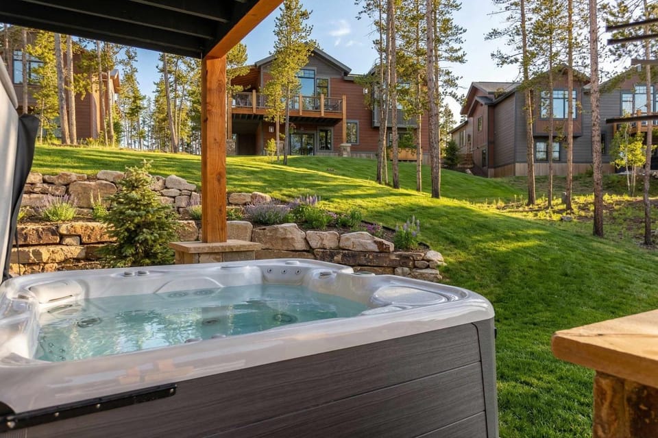 Luxurious 4BR with Hot Tub and Stunning Mountain Views House in Breckenridge