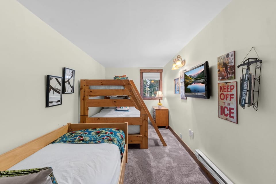 Cozy 2 BR Condo in Town Walk to Main St Skiing House in Breckenridge