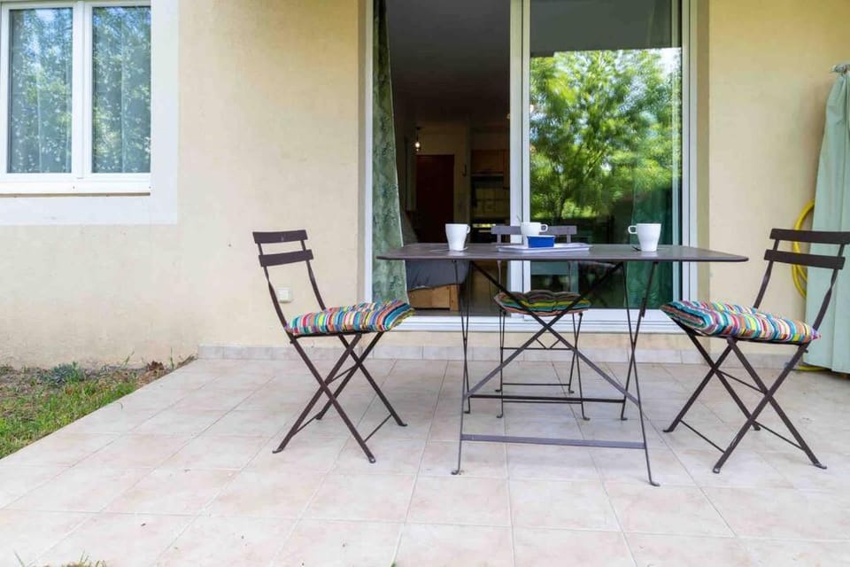 Appartement Avignon Garage-Spacieuse Terrasse Apartment in Villeneuve-lès-Avignon