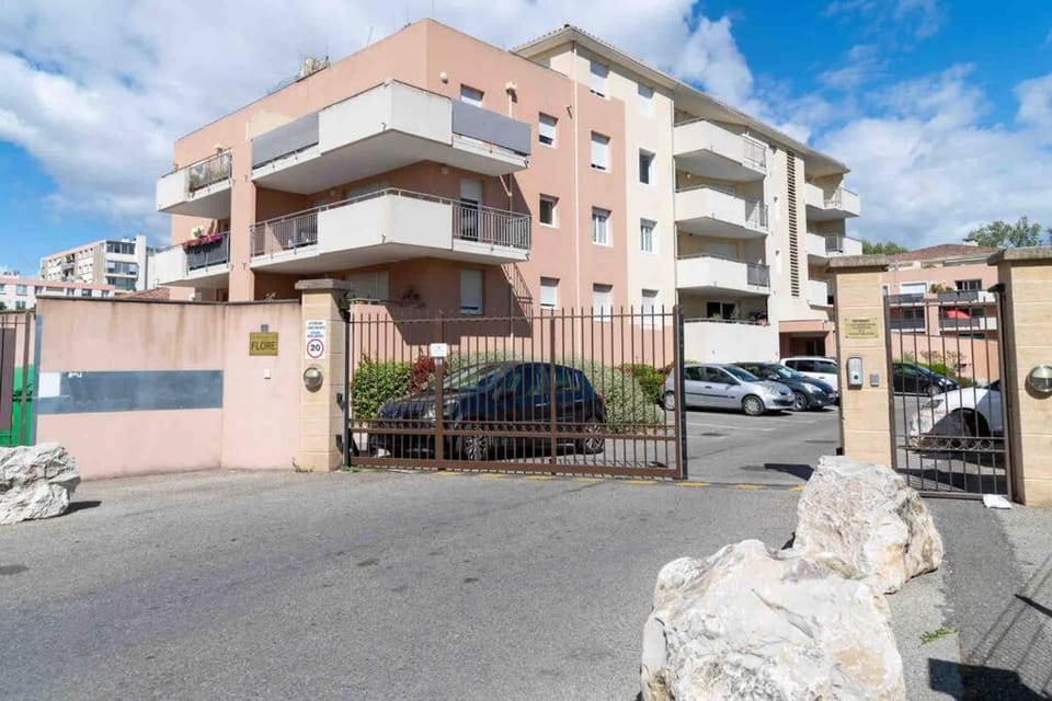 Appartement Avignon Garage-Spacieuse Terrasse Apartment in Villeneuve-lès-Avignon